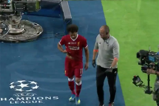 Lộ hình ảnh Ramos cười hớn hở khi Salah khóc rời sân