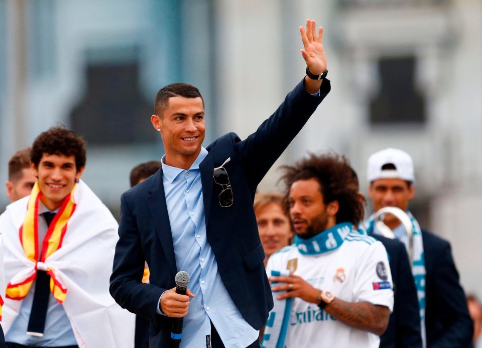Ronaldo xuống tóc trong lễ ăn mừng hoành tráng của Real