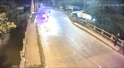 Thanh niên phóng xe tông người phụ nữ bay thành cầu tử vong