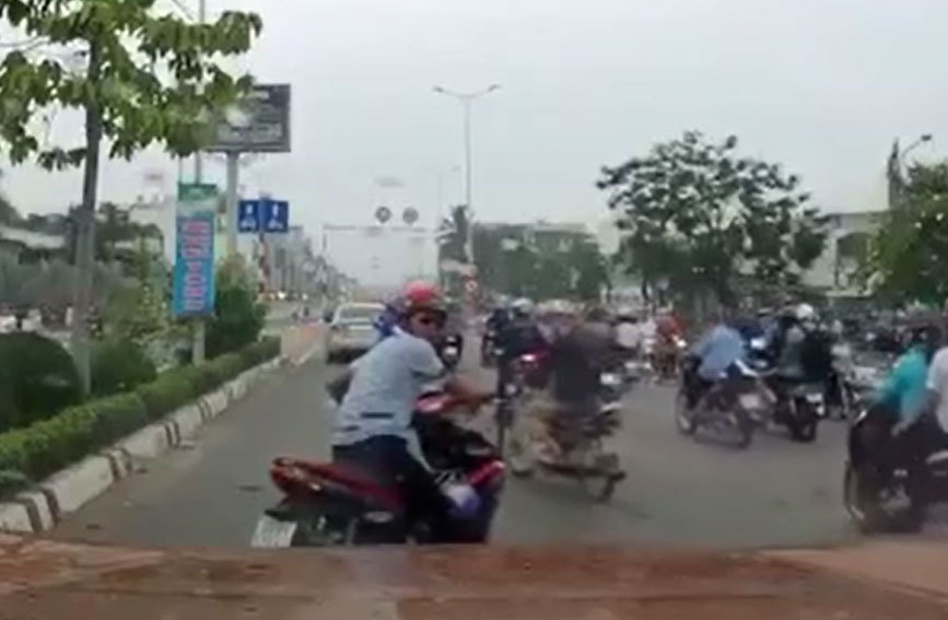 Làm gì trong trường hợp xe máy chặn đầu ô tô gây sự?