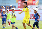 Sao U23 Việt Nam tặng quà fan nhí nhân ngày 1.6
