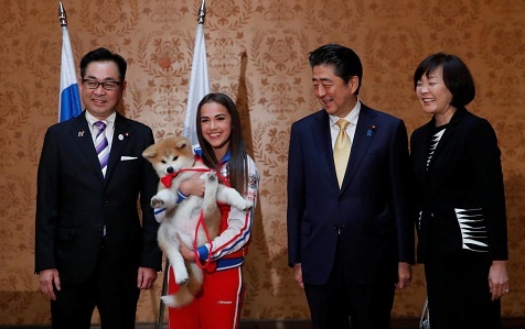 Thủ tướng Nhật Bản tặng cún cưng cho nữ vận động viên Nga