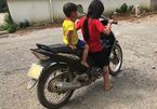 Bé gái 10 tuổi đèo em nhỏ, phóng xe máy vèo vèo trên đường
