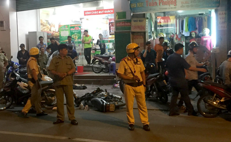 Nhóm cướp vung dao đâm trọng thương người truy đuổi trên phố Sài Gòn