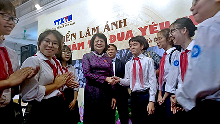 Triển lãm ảnh kỷ niệm 70 năm ngày Bác Hồ ra lời kêu gọi thi đua ái quốc