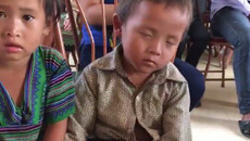 Clip 'giấc ngủ chập chờn của em bé vùng cao' khiến dân mạng cảm động