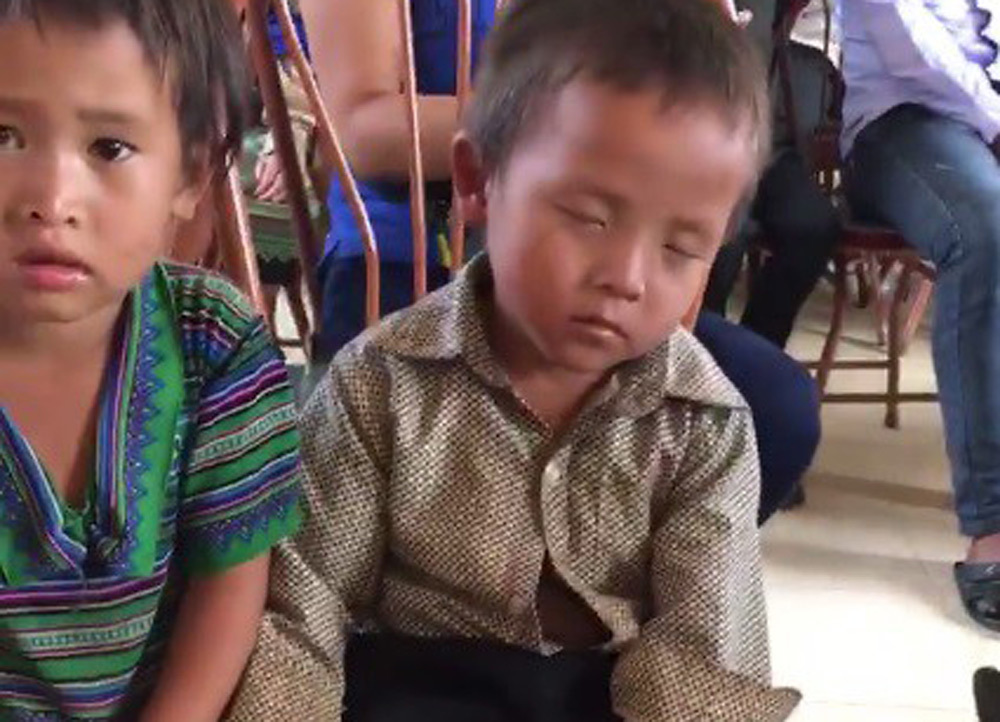 Clip 'giấc ngủ chập chờn của em bé vùng cao' khiến dân mạng cảm động
