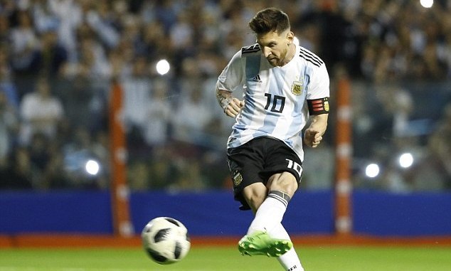 Messi lập hat-trick, Argentina đè bẹp 