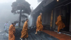 An nhiên hành hương nóc nhà Đông Dương mùa Phật Đản An nhiên hành hương nóc nhà Đông Dương mùa Phật Đản