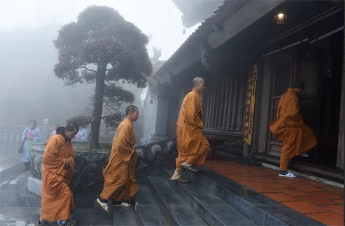 An nhiên hành hương nóc nhà Đông Dương mùa Phật Đản