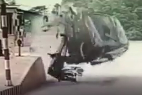 Clip diễn biến vụ lật xe gây xôn xao tại trạm thu ở Phú Thọ