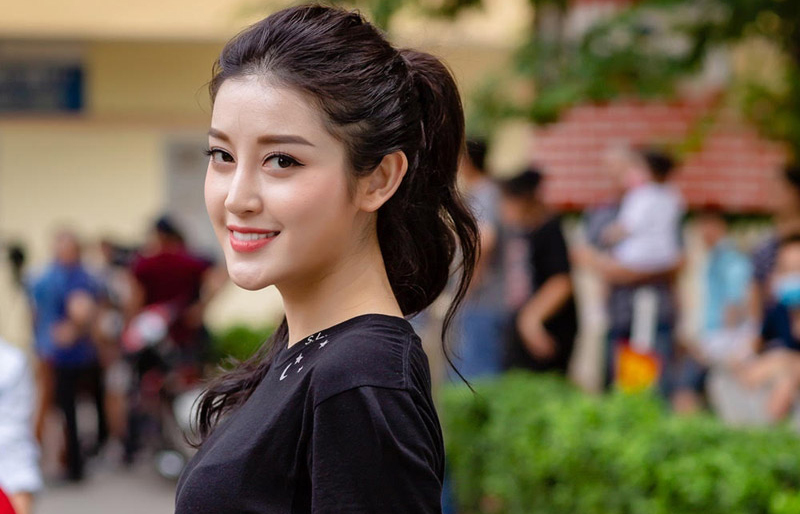 Á hậu Huyền My ăn mặc giản dị vẫn đẹp rạng ngời