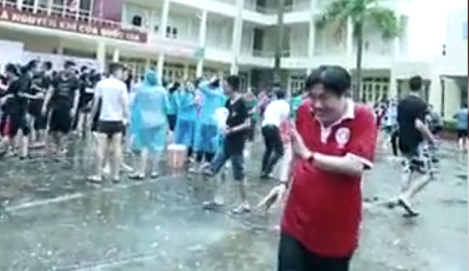 Thầy hiệu trưởng bị học sinh tạt nguyên xô nước vẫn cười 'tươi không cần tưới'