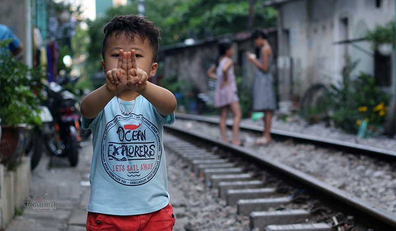 Trẻ em 'xóm đường tàu' vô tư chơi ở đường ray sát nhà dân