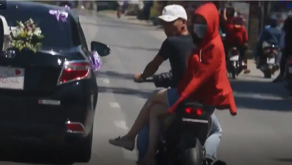 Nhóm thanh niên đánh võng trêu ngươi trước đầu ô tô và cái kết 'hú vía'