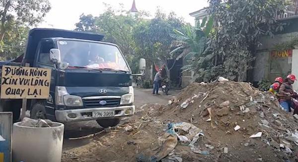 Đường chằng chịt ổ gà, ổ voi: Dân đổ phế thải chặn ô tô