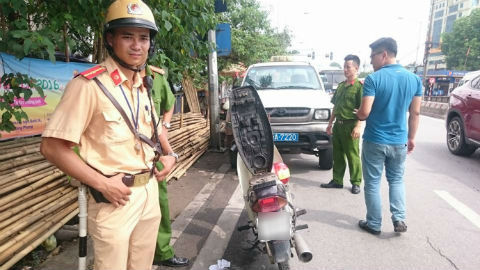 Mua 'thẻ ngành' giá 1 triệu đồng, dọa CSGT khi chạy quá tốc độ