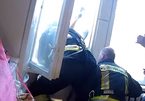 Xem lính cứu hỏa nhoài người qua cửa sổ 'hứng' nạn nhân