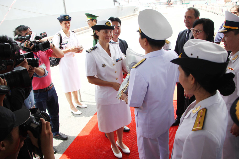Nữ thuyền trưởng lái chiến hạm Pháp cập cảng Sài Gòn