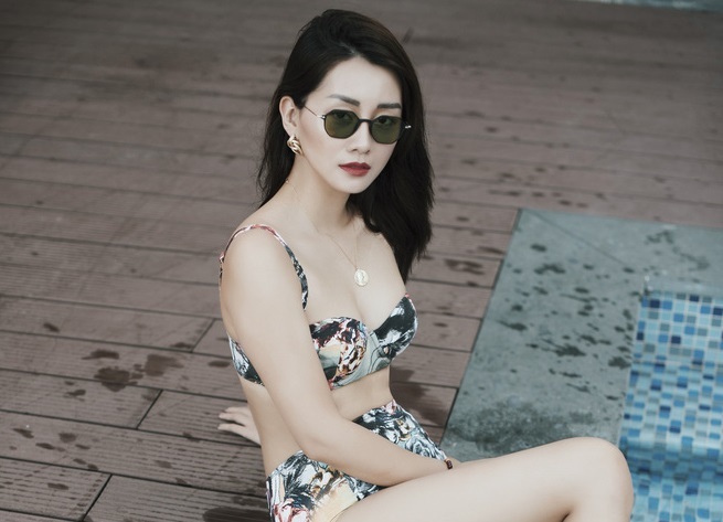 MC Quỳnh Chi sexy với áo tắm 2 mảnh ở Đà Nẵng
