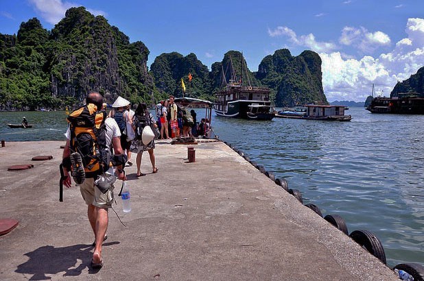 “Thò mặt là đuổi” và tâm lý cục bộ địa phương