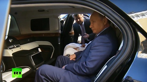 Putin khoe nội thất siêu xe mới