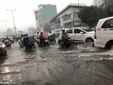 Mưa ngập nặng, giao thông tê liệt ở cửa ngõ Tân Sơn Nhất
