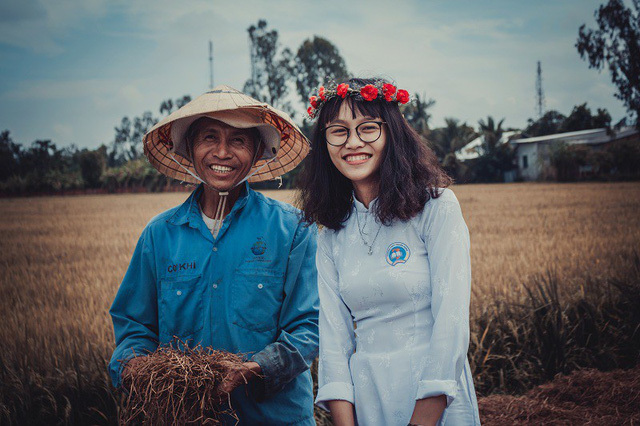 Chuyện về bức ảnh nữ sinh lội ruộng chụp ảnh cùng cha ngày bế giảng