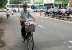 Chuyện người đàn ông hơn 20 năm bán báo dạo ở Sài Gòn