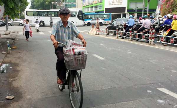 Chuyện người đàn ông hơn 20 năm bán báo dạo ở Sài Gòn