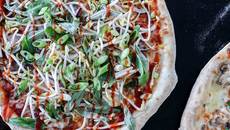 Pizza vị phở Việt gây tranh cãi dữ dội tại Australia