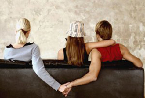 Uất ức vì bị bồ của chồng nhắn tin chọc tức