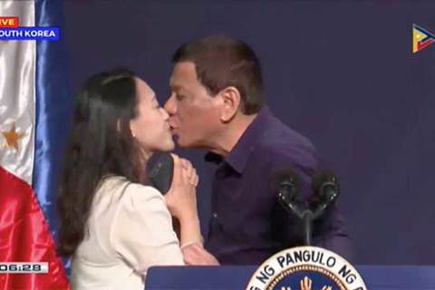 Ông Duterte hôn môi phụ nữ lạ