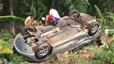 Dân cạy cửa cứu tài xế xe 7 chỗ lật ngửa dưới vực