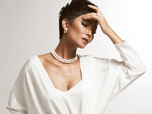 H’Hen Niê quyến rũ vô cùng với gam màu tương phản