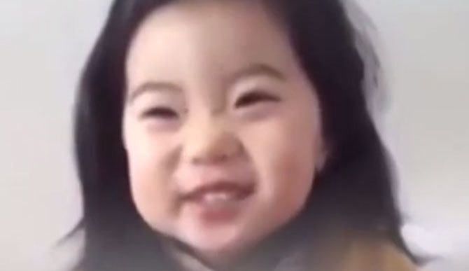 Không nhịn được cười với màn dạy con