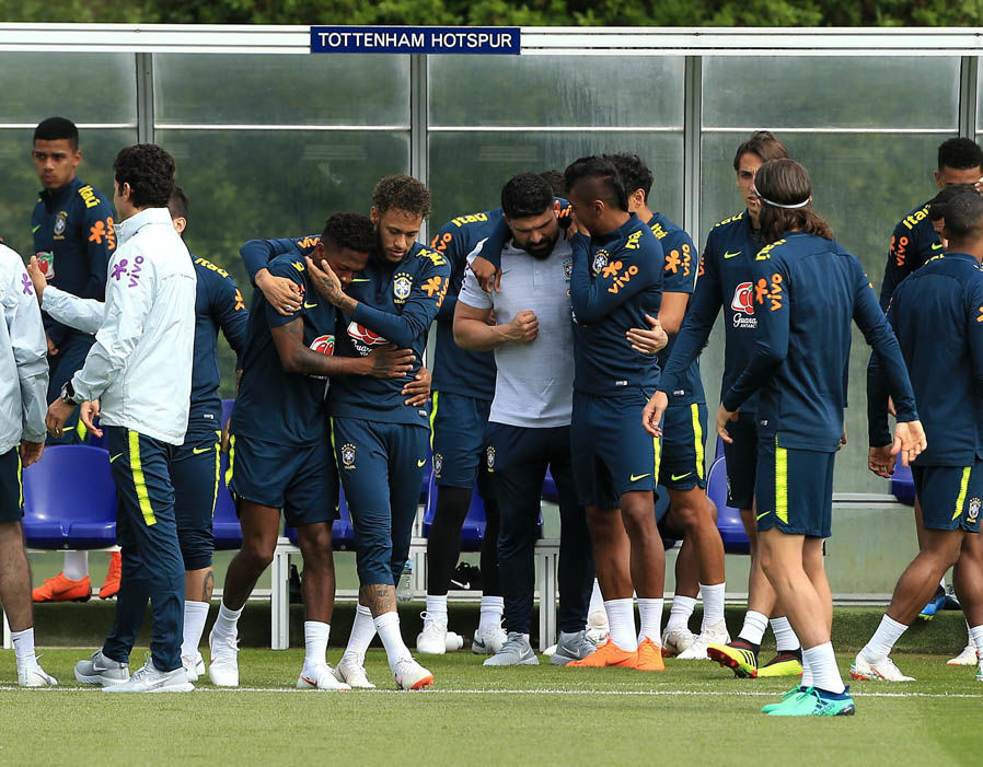 Neymar ôm chúc mừng Fred chính thức gia nhập MU