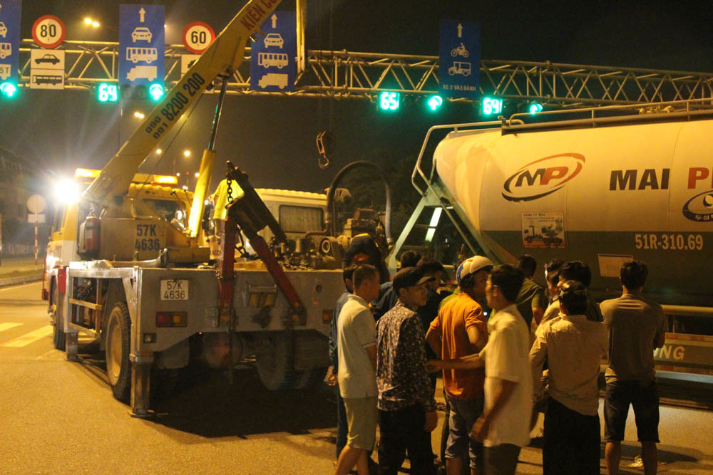 Nâng bánh xe bồn, đưa thi thể nạn nhân bị mắc kẹt ra ngoài