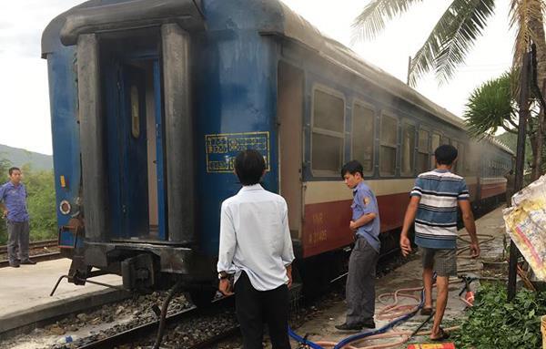 Tàu bốc cháy, hành khách chạy tán loạn