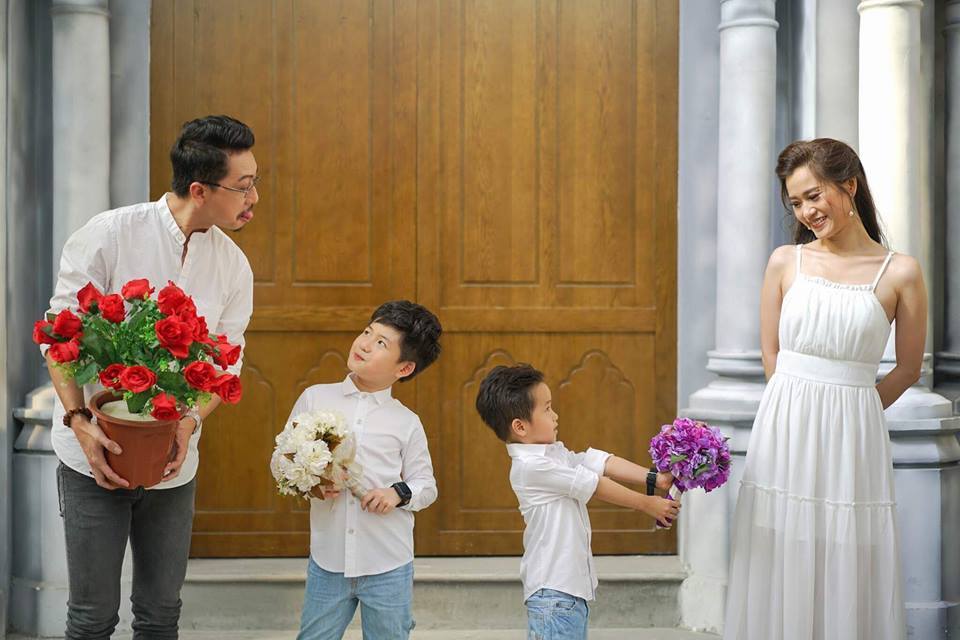 Trong cùng một ngày, vợ chồng Lâm Vỹ Dạ bị chiếm Facebook