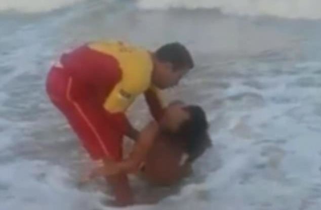 Cứu hộ lao ra biển cứu người bị cá mập đớp 'của quý'