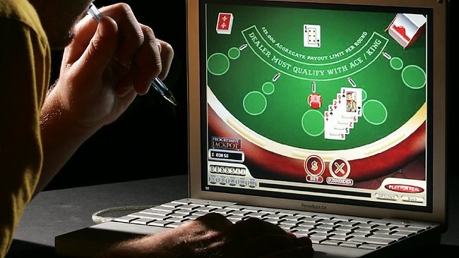 Đánh bạc online cược 300.000 đồng: phạm tội hay không?