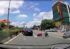 Tài xế Mercedes bẻ lái thần kỳ cứu 2 mạng người trong gang tấc
