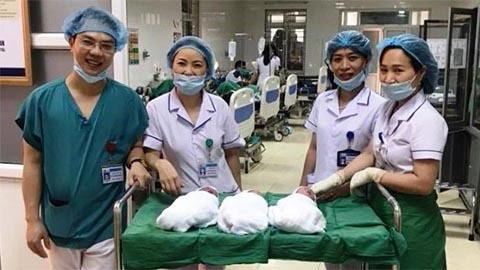 Mẹ trẻ sinh 3 con tự nhiên hiếm gặp ở Nghệ An