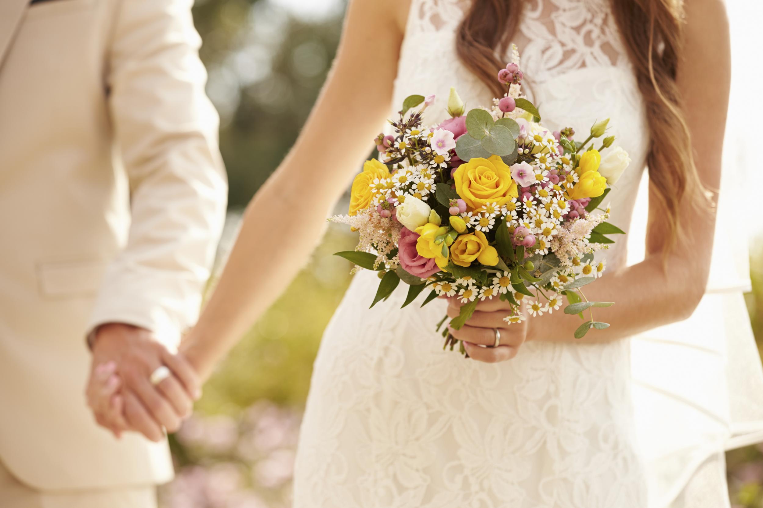 Sau lời nói của mẹ chồng, cô dâu tháo vàng trả ngay trong đám cưới
