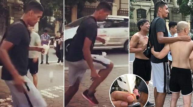 Smalling đá cầu với fan hâm mộ trên đường phố Hà Nội