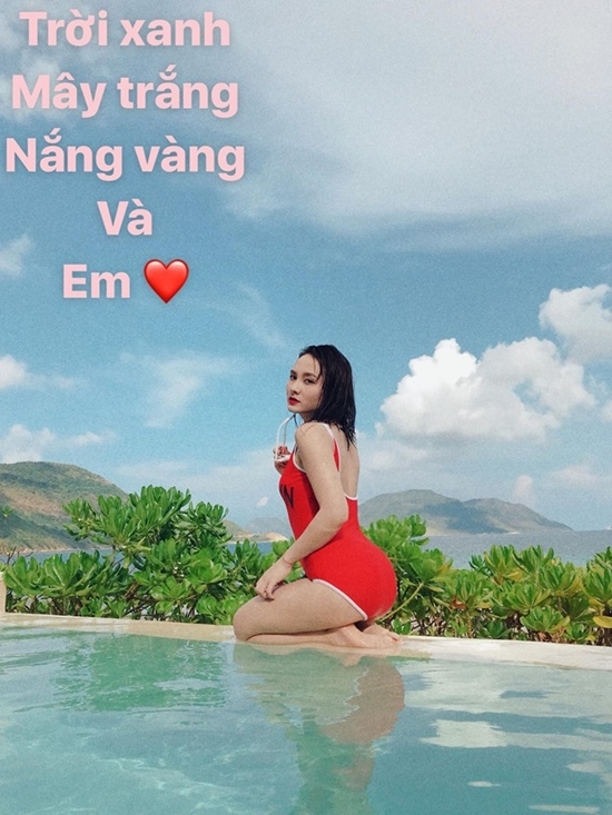 {title} Bảo Thanh mặc bikini đỏ rực bên bể bơi khiến fan phát sốt