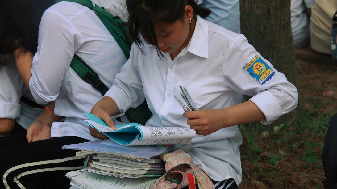 Sĩ tử ôm cả “núi vở” ôn luyện đến trường thi lớp 10