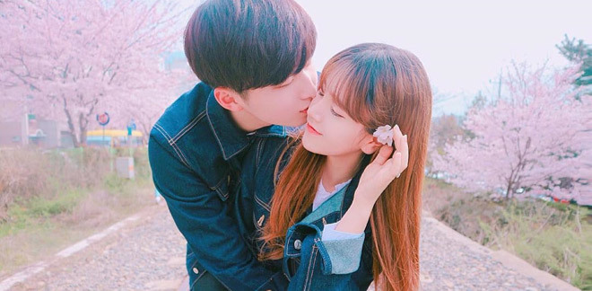 Những cặp đôi Hàn Quốc được biết đến là một trong những ước mơ của nhiều người. Xem những hình ảnh của họ đang tình tứ bên nhau và cười tươi sẽ khiến bạn cảm thấy hạnh phúc và ấm áp trong lòng.