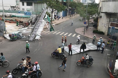 Cơn 'cuồng phong' càn cây ngã, biển hiệu văng tứ tung ở Sài Gòn